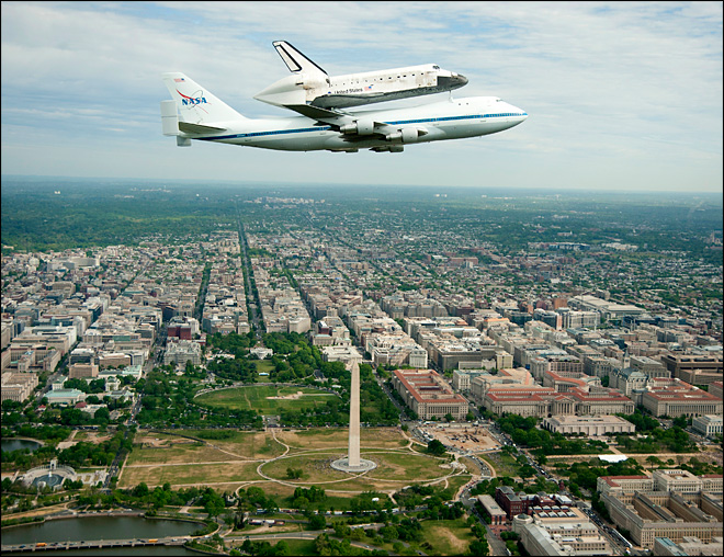 Space Shuttle Discover over Washington Mall